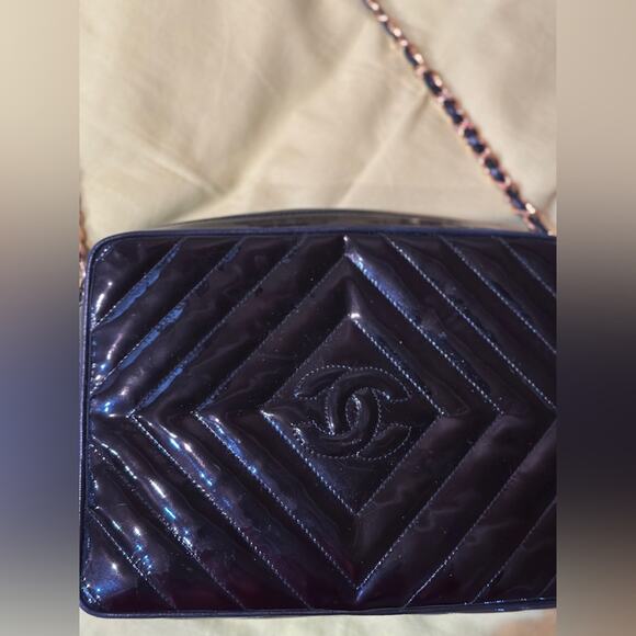 Chanel vintage camera bag, comes with card (need to find) - Picture 9 of 12